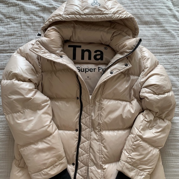 TNA The Super Puff High Gloss Snow White - Picture 2 of 3